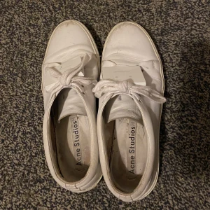 Acne skor - Säljer nu mina superfina acne adriana sneakers, sjukt coola🤩🤩