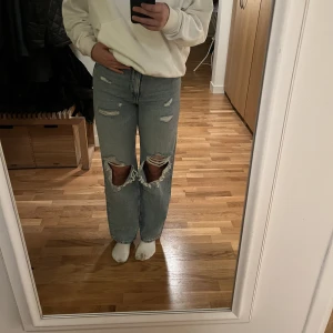 Jeans från H&M - Slitna jeans från HM i storlek 36!