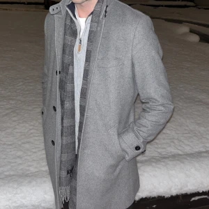 Riley Rock Harlow - Klassisk och stilsäker rock med fina detaljer från Riley. Fodrad och i färgen grå/metallic. (Ord pris 2799kr) Rocken är i mycket fint skick utan några anmärkningar eller märkbart slitage. 