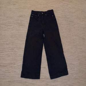 Svarta jeans från weekday i modellen veer. 