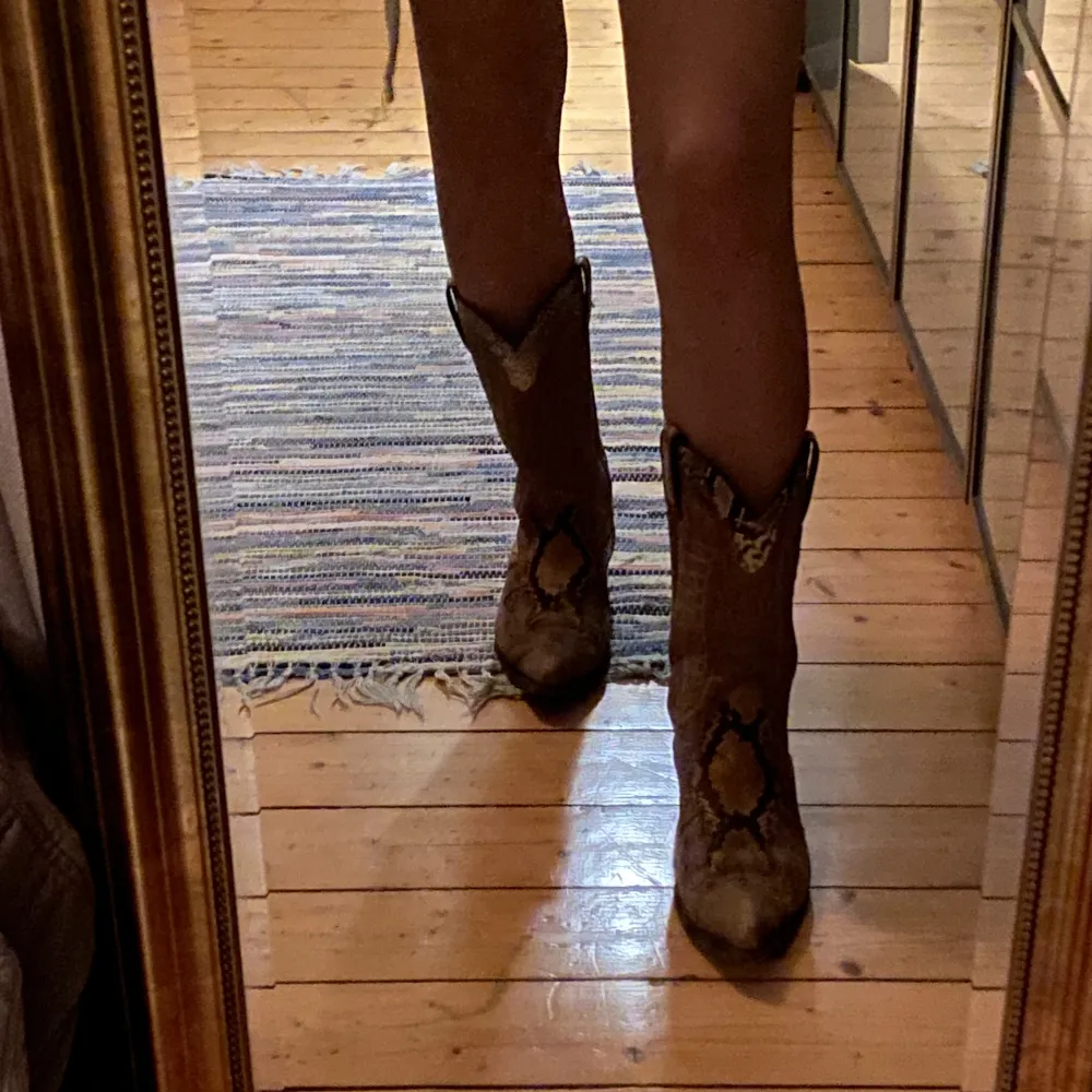 Jättesnygga cowboy boots från märket Sancho nypris 4500 kr. De är i gott skick. Skorna sitter bekvämt och är i lagom höjd. Unika i designen, köparen står för frakten då paketet blir större men packar själv så det blir lite billigare.  Knappt använda. Skor.