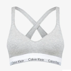Calvin Klein Topp/Bh - Jätteskön topp i storlek S! Nyskick! Säljer då den inte kommer till användning samt att den är för liten💕kan skicka egna bilder vid intresse!