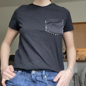 Tee shirt - Topp med nitar, kommer ej till användning.