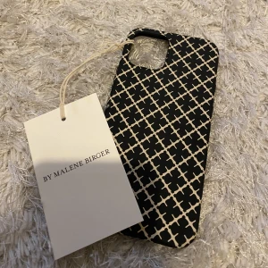 By Malene Birger skal  - Beställde fel, detta är till Iphone 12. Aldrig använd med lapp kvar! 