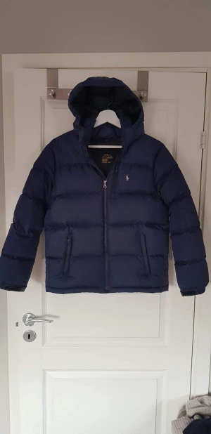 Ralph Lauren jacka - Köpt här på Plick men var tyvär förliten för mig. Den är i bra skick, pris kan diskuteras!