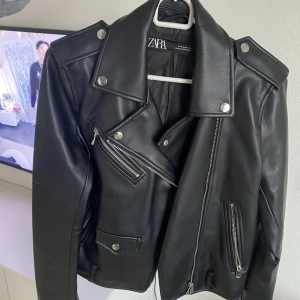 Skinnjacka - Skinnjacka i PU-läder från Zara 