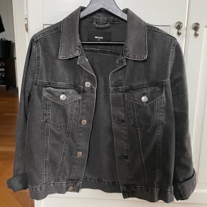Jeansjacka - Från Bikbok, strl XS men skulle säga att den passar en S också 🤍