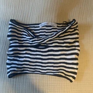 Fin sommar tubtopp från Behrska!  - Fin randig tubtopp jättegullig sval och skön! Slutsåld i somras på hemsidan! 