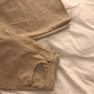 Jeans - Säljer dessa jeans som är köpta på asos, säljes för dom aldrig kommer till användning. Mellanhög midja och formar höfterna jätte fint💖 Långa i benen och slitningar längst ner. Säljer för 120+frakt❤️ Passar storlekarna både 36 och 38