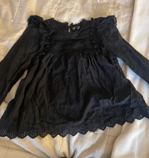Svart blus - Säljer denna svarta blus ifrån zara för att den börjar bli lite liten. För fler bilder eller frågor är det bara att skriva privat💗