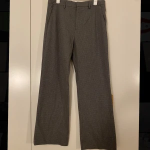Hope kostymbyxor - Säljer mina feta Hope kostymbyxor. Sparsamt använda, nypris 1600kr. Skriv för fler bilder/frågor!