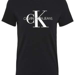 Säljer helt oanvända Calvin klein jeans T-shirt. Har köpt den för 499kr,kvitto finns GRATIS FRAKT.