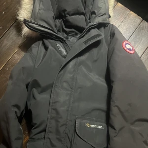 Canada Goose jacka - Säljer en lite äldre Canada Goose jacka då den tyvärr presis växt ur mig. Jag köpte den när jag bar storleken xs men den har fått hänga kvar tills idag när jag går upp till L. Jag anser att om man har mellan xs-M så passar den. Jackan är sparsamt använd.