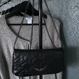 Väska  - En jättefin väska som passar perfekt till festliga tillfällen och vardags💕den är fake, alltså inte det äkta märket,  därför det låga priset🌸säljer för 150+ 78kr frakt