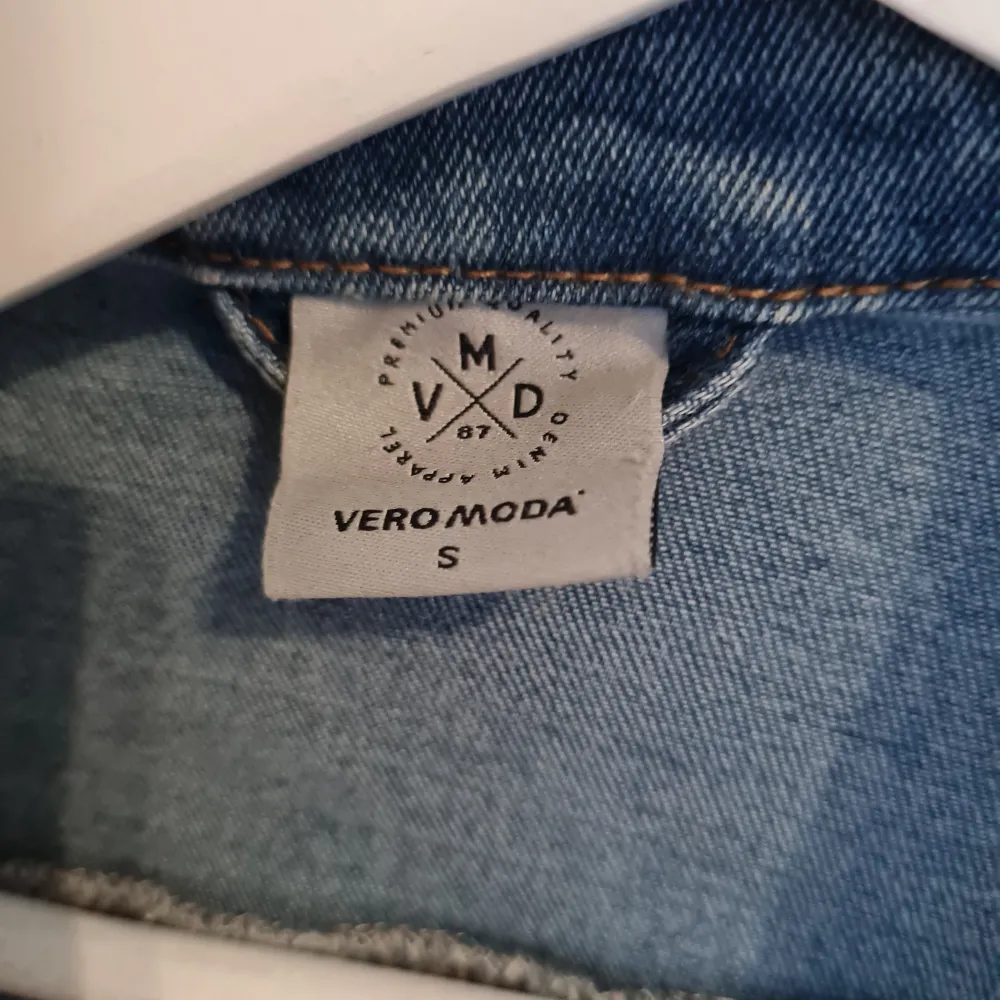 Säljer denna fina jeansjacka wftersom den blivit för liten💕Köparen står för frakten! skriv för mer info. Jackor.