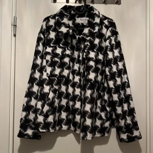 Jacka från NA-KD - Detta plag har max används ca 2 gånger. Den är typ päls aktig och har fickor både uppe och nere. Den är lite oversize i storleken men passar jättefint att gå till stan med. Den säljs för att den har inte kommit till användning av mig o är inte min still.