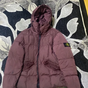 Stone island original pris 11,000 - En vinröd jacka jätte skön och varm! Använd ett par gånger typ inga märken förutom ett litet märke vid armen.