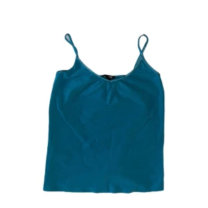 Linne - TURKOSTBLÅTT LINNE                         SKICK: Tröjan är i bra skick och har inga defekter. 