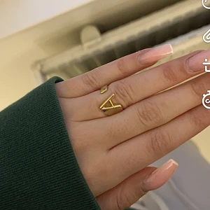 Ring  - En guldig ring med ett A på från ur & Penn! Inte rostfri men inga defekter på ringen❤️ justerbar!