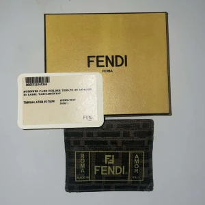 Fendi Cardholder - Säljer denna Fendi korthållare i väldigt fint skick. Köptes för några år sedan i fendibutiken i Dubai Mall för 3000kr nypris💗🫶🏼✨(givetvis äkta). Väldigt smidig och snygg med plats för kort på båda sidorna, 6 fickor totalt!🥰