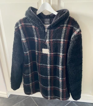 SadBoysGear Fleece Hoodie - Deadstock hoodie från SBG:s Stockholm Beauty Group drop. Sällsynt att hitta. I gott skick. Väldigt mysig. Ganska oversized, passar som L. Designad av Yung Lean och Bladee. Skick 8/10.