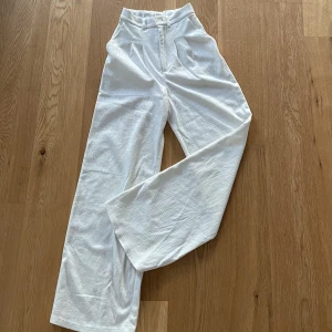 Byxor från H&M stlr xxs - Så fina linnebyxor från H&M som tycärr var för långa för mig (jag är 160 cm lång). De har använts fåtal gånger men är som nya!