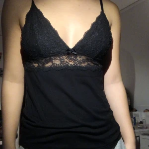 Linne - Jättefint linne med spets. Är lite nopprig men annars i bra skick! Står ej storlek men passa mig som är xs/s! Skriv i dm för fler frågor/bilder💗
