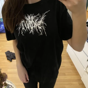 snövit t-shirt  - t-shirt från snövits merch! i använt skick men inget som stör! 