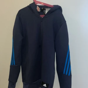 Adidas zipup hoodie med luva - Jätte bekväm helt ny adidas zipup 