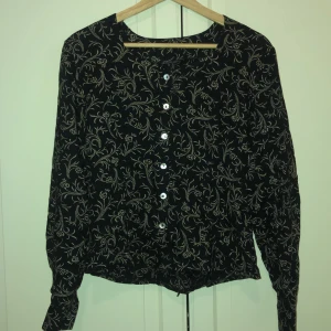 Blus  - Blus köpt secondhand, i fint skick. 