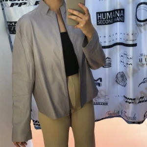 Ljuslila skinnjacka  - Ljuslila vintage skinnjacka i jätte fint skick!! 100% äkta läder. Made in Italy. Passar xs-m. Jag själv är en s-m