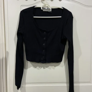 Gina tricot topp - En superfin topp från Gina Tricot! Jätte fint skikt! som ny!! 