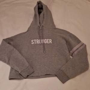 Stronger hoodie i mycket fint skick säljes. Storlek small. Pris 150 kr.