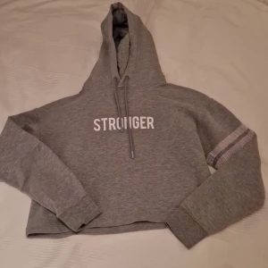 Stronger - Stronger hoodie i mycket fint skick säljes. Storlek small. Pris 150 kr.