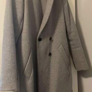 Denna coat är i storlek S och köpt från Zara nypris var 599 Säljer för 300 