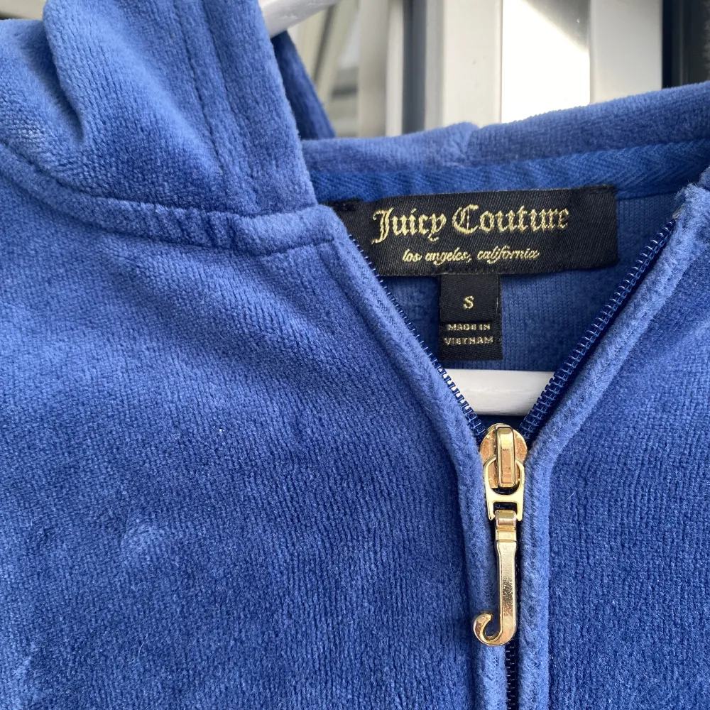 Säljer denna superfina juicy couture kofta då den ej har kommit till användning. Endast använd ett fåtal gånger💘. Tröjor & Koftor.