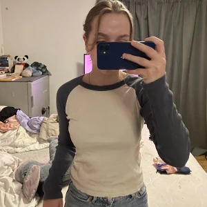 brandy melville tröja - Tröja ifrån brandy melville som jag knappt använt! Superbekväm och passar till allting, strl S, köpt för ca 220kr säljes för 160 inkl frakt