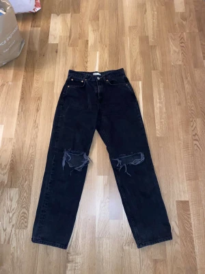 Ginatricot svarta jeans  - Svarta jeans , storlek 36 
