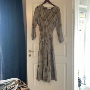 Klänningar Strl L OCH XL  - Klänningarna e från TARA , ZARA , MANGO 