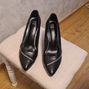 Klackskor storlek 40 - Ett par extremt snygga klackskor som blir tvungna att lämna min garderob. Inhandlade för några år sedan på din sko. Knappt använda, enbart fått en liten skada i flytt.  De är något små i storlek, jag har storlek 39 (med ankfötter) får knappt på dem