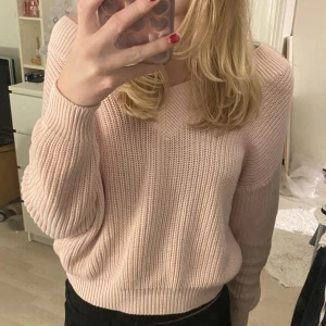 Ribbad tröja  - fin rosa tröja köpt på New Yorker för några år sedan. Man kan välja om man vill ha den off shoulder eller inte🙌🏼den har andvänds så det finns några defekter men inte så synliga💗frakten tillkommer på 66kr .