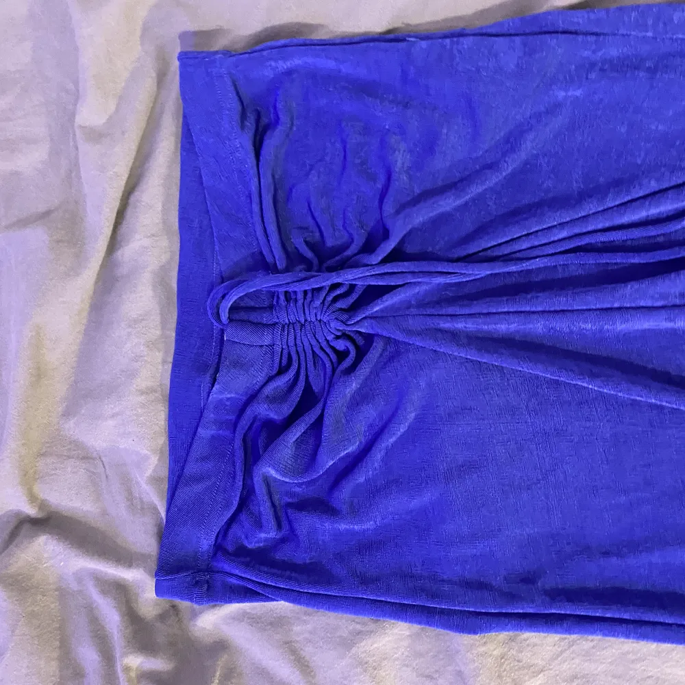 Säljer min blåa kjol från vero moda som jag använt 1 gång. Lite längre men väldigt stretchig och skön. . Kjolar.