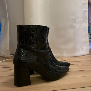 Stövletter ormskinn - Snygga stövletter i ormskinnsimitation från Tiamo. Strl 40. Använda två gånger! Säljer pga använder för sällan.