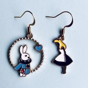 Alice i underlandet örhängen  - Nickelfria krokar och fri frakt. 💙