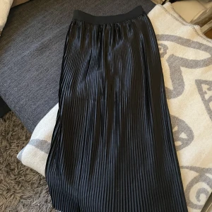 NA-KD Kjol plisserad ny svart 34/38 - Super snygg festlig plisserad kjol svart stlk 34 men stretch passar 34-38/40