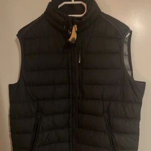 Parajumpers Väst - PJ väst i bra skick, inköpt på Johnells. Har inget kvitto. 