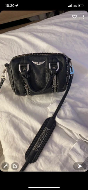 Zadig sunny bag liten - Skit snugg Zadig väska den är i rätt så bra skick säljer den för 1600 vid snabb affär❤️rymmer mycket 