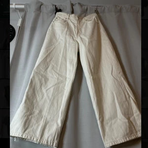 Vita jeans - Jeans från Zara. Liten fläck längst ner på byxbenet (se bild). Annars mycket fint skick. Knappt använda. 