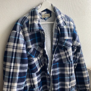 Rutig fodrad jacka  - Storlek M, passar även S/XS om man vill ha den oversize, kan skicka fler bilder om så önskas! 