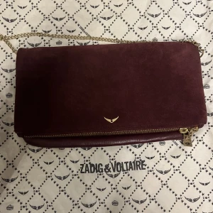 Zadig väska😘😘 - Såå fin, äkta och sällsynt Zadig väska som tyvärr inte kommer till användning! Köpt i butik för över två år sedan men knappt använd senaste året. Har också köpt till en kedja för att kunna justera längden mer!💕💕Skriv om ni är intresserade! ❤️